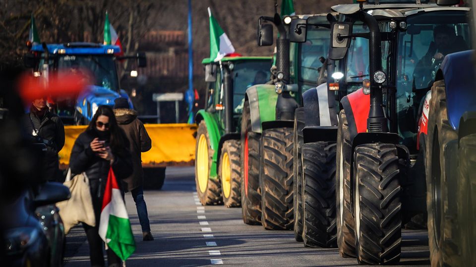 Eine Reihe von Traktoren bei einer Demo von Landwirten in Brescia, Italien Eine Reihe von Traktoren bei einer Demo von Landwirten in Brescia, Italien