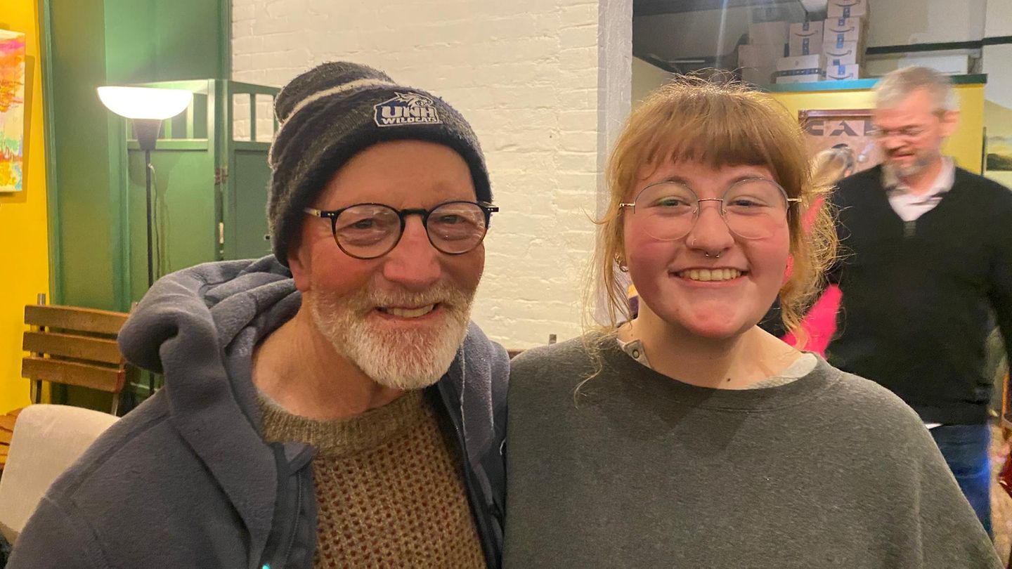 US-Wahl 2024: Peter und Emma Daley bei einer Wahlrally in ihrem Heimatstaat New Hampshire Peter und Emma Daley bei einer Wahlrally in ihrem Heimatstaat New Hampshire
