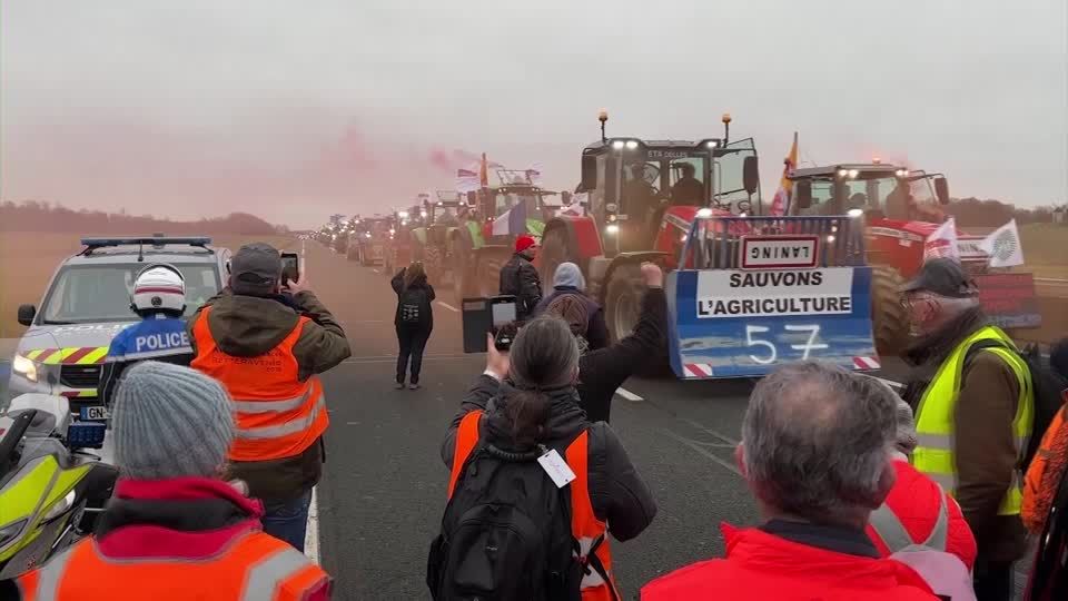 Video: Französische Landwirte blockieren Paris Video: Französische Landwirte blockieren Paris