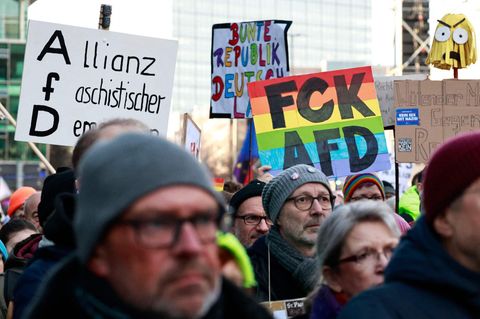Massenproteste gegen rechts: AfD reagiert "sichtbar nervös"