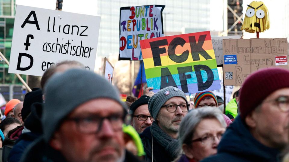 Mass protests against the right: AfD reacts “visibly nervous”