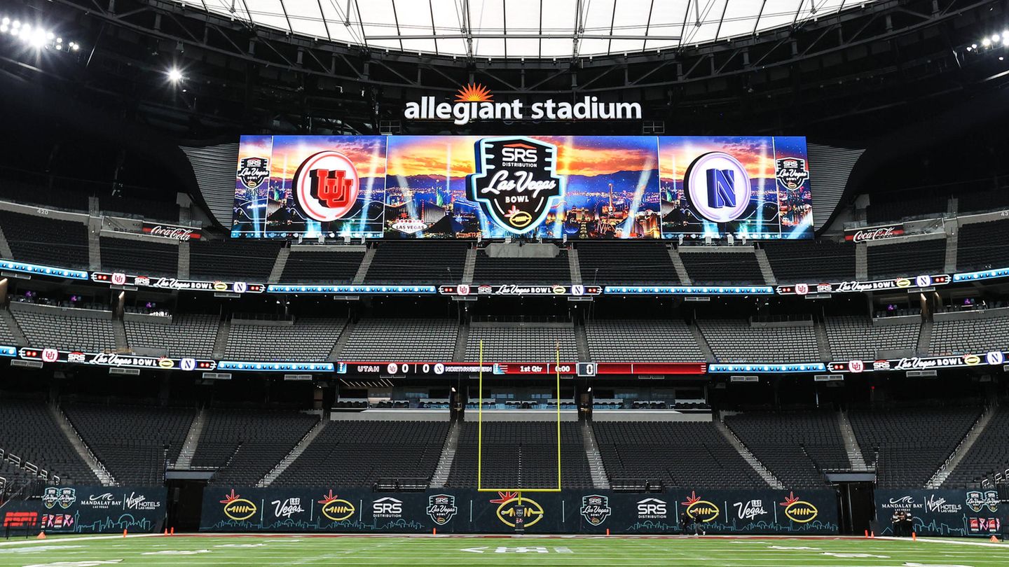 Allegiant Stadium: Weil die leichte Dachkonstruktion keinen Videowürfel hält, musste man sich beim Bau anderer Mittel bedienen. Insgesamt drei Videoleinwände gibt es im gesamten Stadion. Die größte, hier im Bild, ist fast 80 Meter breit. Damit man auch wirklich nichts verpasst, gibt es im Stadion über 2300 Fernseher. Weil die leichte Dachkonstruktion keinen Videowürfel hält, musste man sich beim Bau anderer Mittel bedienen. Insgesamt drei Videoleinwände gibt es im gesamten Stadion. Die größte, hier im Bild, ist fast 80 Meter breit. Damit man auch wirklich nichts verpasst, gibt es im Stadion über 2300 Fernseher.