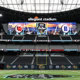 Weil die leichte Dachkonstruktion keinen Videowürfel hält, musste man sich beim Bau anderer Mittel bedienen. Insgesamt drei Videoleinwände gibt es im gesamten Stadion. Die größte, hier im Bild, ist fast 80 Meter breit. Damit man auch wirklich nichts verpasst, gibt es im Stadion über 2300 Fernseher.