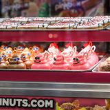 Pizza, Burger, Steaks, Donuts, Bier und Softdrinks: 82 Essens- und Getränkestände gibt es in den drei Stockwerken des Stadions. Auch Veganer finden ein breites Angebot vor.