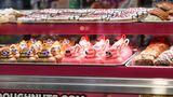 Pizza, Burger, Steaks, Donuts, Bier und Softdrinks: 82 Essens- und Getränkestände gibt es in den drei Stockwerken des Stadions. Auch Veganer finden ein breites Angebot vor.