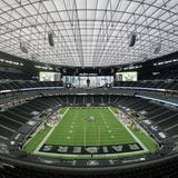 Das Allegiant Stadium in voller Pracht: 65.000 Zuschauer fasst die Arena bei NFL-Spielen, die Kapazität kann aber auf 72.000 erweitert werden. Die Dachkonstruktion besteht aus Ethylen-Tetrafluorethylen-Copolymer, einem extrem leichten und lichtdurchlässigen Material, das auch für die Außenfassade der Allianz-Arena in München verwendet wurde.