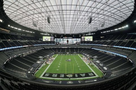 Das Allegiant Stadium in voller Pracht: 65.000 Zuschauer fasst die Arena bei NFL-Spielen, die Kapazität kann aber auf 72.000 erweitert werden. Die Dachkonstruktion besteht aus Ethylen-Tetrafluorethylen-Copolymer, einem extrem leichten und lichtdurchlässigen Material, das auch für die Außenfassade der Allianz-Arena in München verwendet wurde.