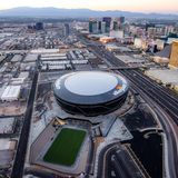 Das Allegiant Stadium ist nicht nur Heimat der Raiders, sondern auch der UNLV Rebels, der College-Footballmannschaft der University of Nevada, Las Vegas. Das führte jedoch zu einer Herausforderung: Da die Rebels auf Kunstrasen spielen und die Raiders auf Naturrasen, mussten zwei verschiedene Flächen angelegt werden. 72 Motoren bedienen dabei das Modul, das den Naturrasen in und aus dem Stadion fährt (unten im Bild). Ihr Gesamtgewicht: 9500 Tonnen, fast soviel wie der Eiffelturm in Paris.