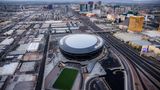 Das Allegiant Stadium ist nicht nur Heimat der Raiders, sondern auch der UNLV Rebels, der College-Footballmannschaft der University of Nevada, Las Vegas. Das führte jedoch zu einer Herausforderung: Da die Rebels auf Kunstrasen spielen und die Raiders auf Naturrasen, mussten zwei verschiedene Flächen angelegt werden. 72 Motoren bedienen dabei das Modul, das den Naturrasen in und aus dem Stadion fährt (unten im Bild). Ihr Gesamtgewicht: 9500 Tonnen, fast soviel wie der Eiffelturm in Paris.