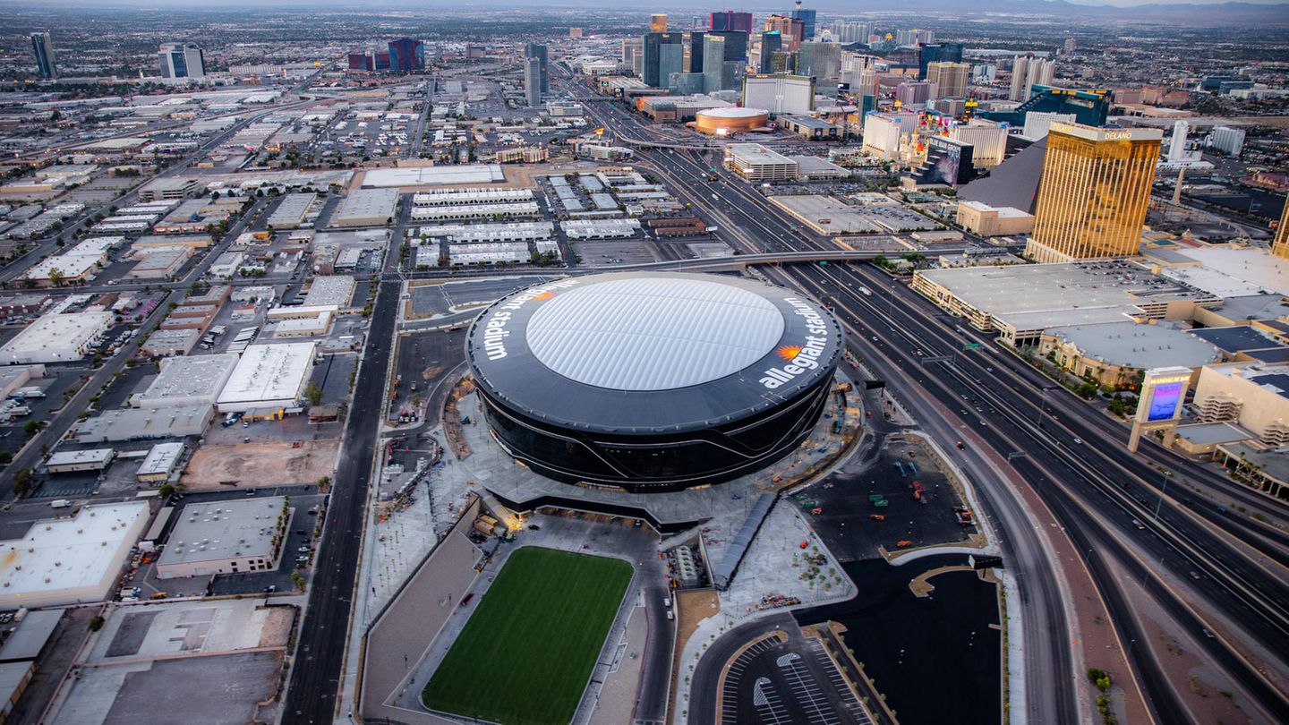 Allegiant Stadium: Das Allegiant Stadium ist nicht nur Heimat der Raiders, sondern auch der UNLV Rebels, der College-Footballmannschaft der University of Nevada, Las Vegas. Das führte jedoch zu einer Herausforderung: Da die Rebels auf Kunstrasen spielen und die Raiders auf Naturrasen, mussten zwei verschiedene Flächen angelegt werden. 72 Motoren bedienen dabei das Modul, das den Naturrasen in und aus dem Stadion fährt (unten im Bild). Ihr Gesamtgewicht: 9500 Tonnen, fast soviel wie der Eiffelturm in Paris. Das Allegiant Stadium ist nicht nur Heimat der Raiders, sondern auch der UNLV Rebels, der College-Footballmannschaft der University of Nevada, Las Vegas. Das führte jedoch zu einer Herausforderung: Da die Rebels auf Kunstrasen spielen und die Raiders auf Naturrasen, mussten zwei verschiedene Flächen angelegt werden. 72 Motoren bedienen dabei das Modul, das den Naturrasen in und aus dem Stadion fährt (unten im Bild). Ihr Gesamtgewicht: 9500 Tonnen, fast soviel wie der Eiffelturm in Paris.