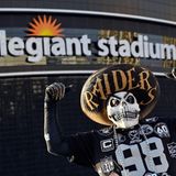 "Raider Nation" ist die Bezeichnung für die Anhänger des Teams aus Las Vegas. Berühmt sind die Fans für ihre Kostüme. Zu den bekanntesten Fans der Raiders zählen Metallica-Frontmann James Hetfield, Schauspieler Tom Hanks und Golfer Tiger Woods.