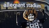 "Raider Nation" ist die Bezeichnung für die Anhänger des Teams aus Las Vegas. Berühmt sind die Fans für ihre Kostüme. Zu den bekanntesten Fans der Raiders zählen Metallica-Frontmann James Hetfield, Schauspieler Tom Hanks und Golfer Tiger Woods.