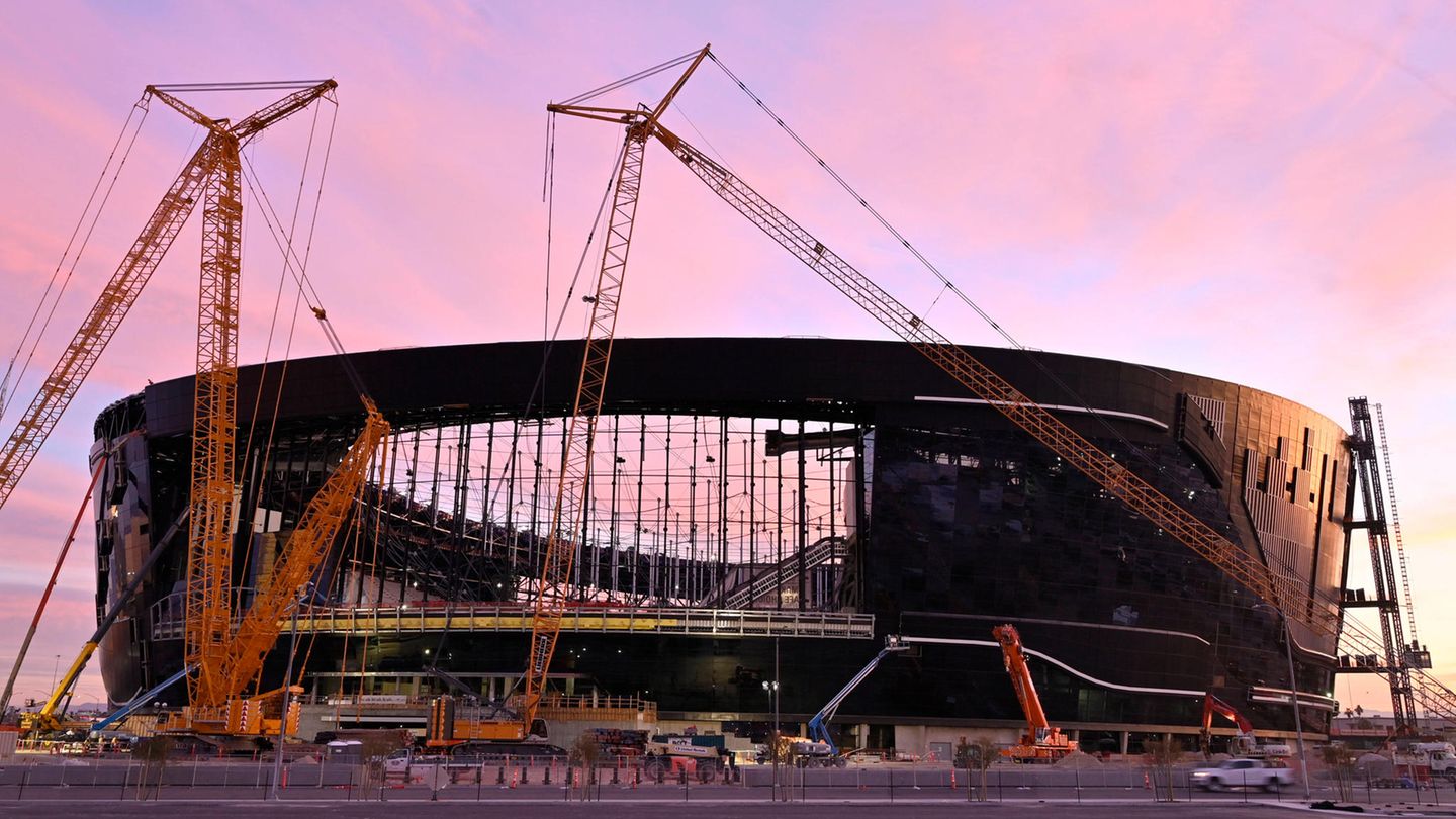 Die Bauarbeiten für das Stadion begannen im November 2017. Die Spielstätte liegt nur einen Steinwurf vom internationalen Flughafen und dem Las Vegas Strip entfernt liegt. Für den Bau des Stadions wurden mehr als 28.000 Tonnen Stahl verwendet – es wiegt damit mehr als die Freiheitsstatue in New York.