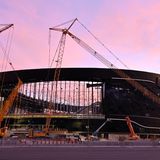 Die Bauarbeiten für das Stadion begannen im November 2017. Die Spielstätte liegt nur einen Steinwurf vom internationalen Flughafen und dem Las Vegas Strip entfernt liegt. Für den Bau des Stadions wurden mehr als 28.000 Tonnen Stahl verwendet – es wiegt damit mehr als die Freiheitsstatue in New York.