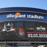 Meisterwerk der Technik: Während man von seinen Sitzplätzen aus dem Stadion rausgucken kann, als wäre es ein normales Fenster, sieht man von Außen einen riesigen Bildschirm mit einer Fläche von mehr als 2500 Quadratmetern. Das Fenster lässt sich auch öffnen.
