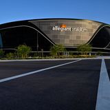 Eines der neuesten Stadien der NFL: Das Allegiant Stadium wurde erst im Juli 2020 eröffnet und ist die Heimspielstätte der Las Vegas Raiders. Diese spielen auch erst seit dem Jahr in der Glücksspiel-Metropole, die Franchise zog aus Oakland nach Nevada. Der Neubau war alles andere als günstig: Rund 1,8 Milliarden Dollar kostete das Stadion, die Hälfte der Kosten trugen dabei die Raiders.