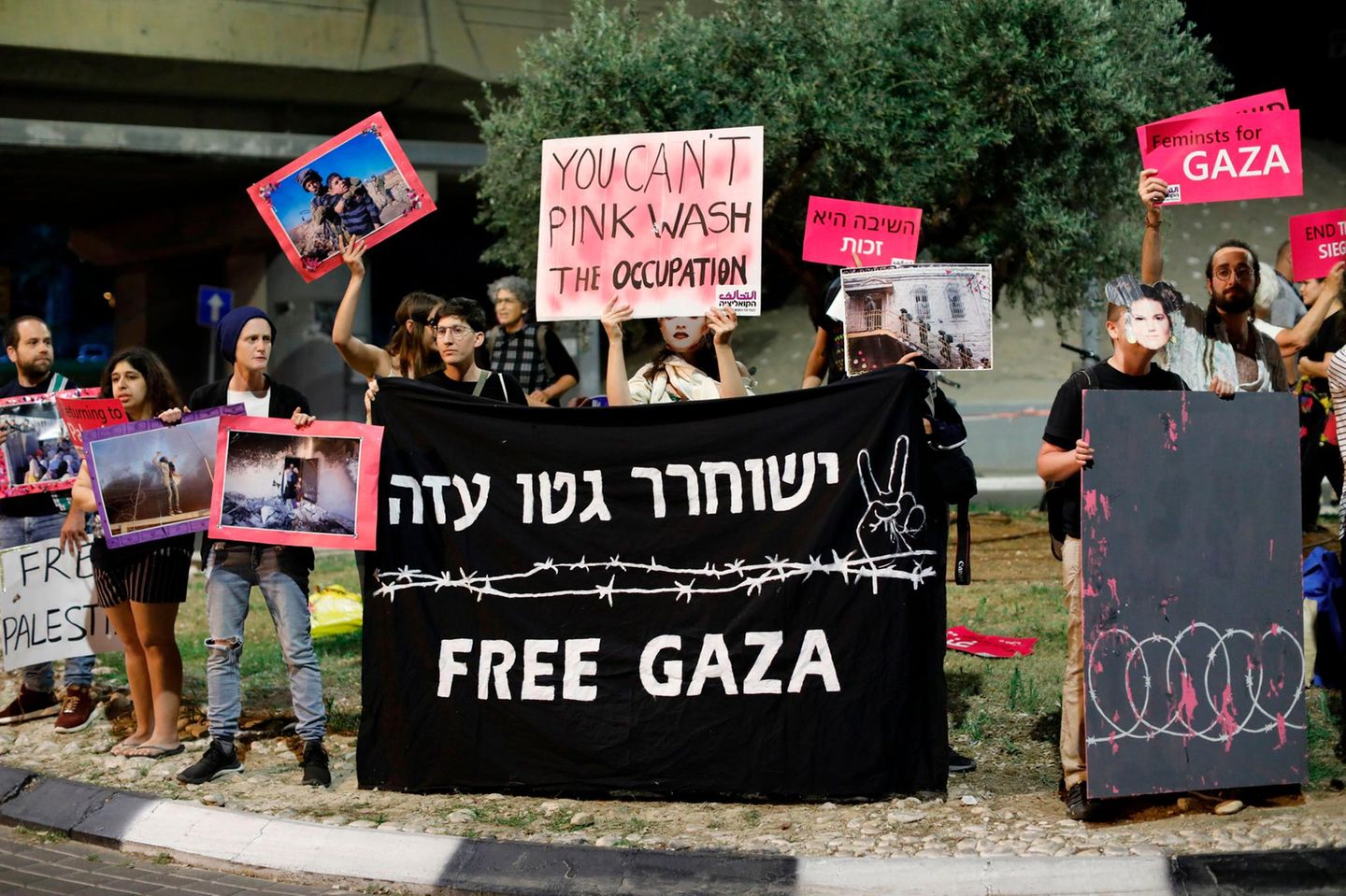 ESC in Israel: Demonstranten weisen in Tel Aviv mit Schildern auf die Situation mit Gaza hin.