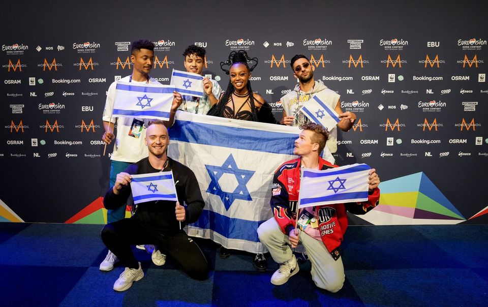 Die israelische Sängerin Eden Alene posiert mit ihrer Band und vielen Israel-Flaggen.