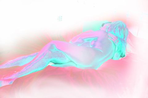 Sex im Schlaf: Ein Pärchen liegt im Bett und küsst sich