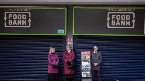 Briten vor einer Foodbank, einer Ausgabestelle für kostenlose Lebensmittel, in Stoke on Trent. Die Anzahl solcher Tafeln ist nach dem Brexit dramatisch gestiegen