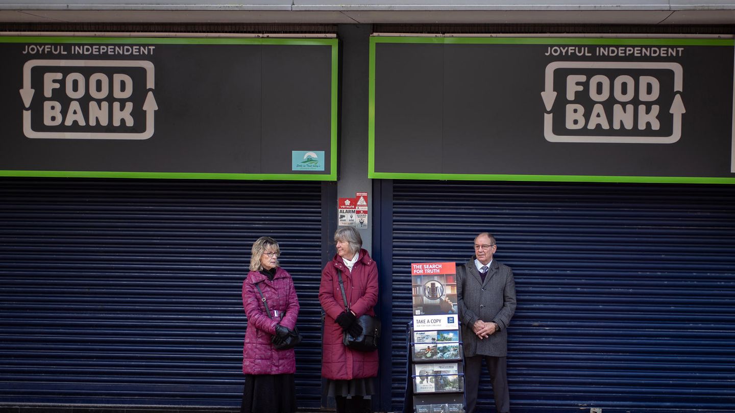 Armut und Insolvenzen: Zeugen Jehovas versuchen, vor einer Foodbank in Stoke on Trent ihre Schriften unter die Leute zu bringen – die Anzahl solcher Essenstafeln ist seit dem Brexit dramatisch gestiegen. Briten vor einer Foodbank, einer Ausgabestelle für kostenlose Lebensmittel, in Stoke on Trent. Die Anzahl solcher Tafeln ist nach dem Brexit dramatisch gestiegen