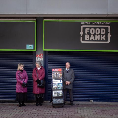 Briten vor einer Foodbank, einer Ausgabestelle für kostenlose Lebensmittel, in Stoke on Trent. Die Anzahl solcher Tafeln ist nach dem Brexit dramatisch gestiegen