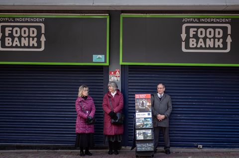 Briten vor einer Foodbank, einer Ausgabestelle für kostenlose Lebensmittel, in Stoke on Trent. Die Anzahl solcher Tafeln ist nach dem Brexit dramatisch gestiegen