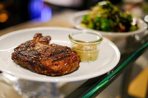 Ein gegrilltes Steak liegt auf einem Teller in einem Restaurant in Hamburg