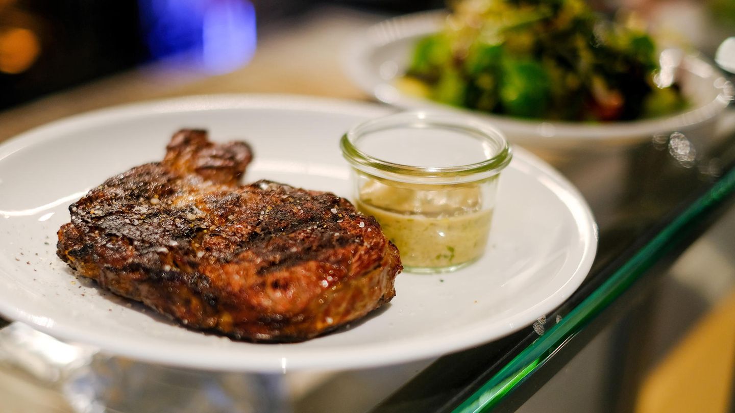Ein gegrilltes Steak liegt auf einem Teller in einem Restaurant in Hamburg