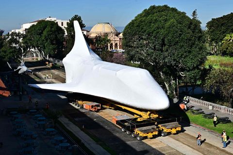 Das ausgemusterte Space Shuttle Endeavour der Nasa ist in eine weiße Schutzhülle gehüllt