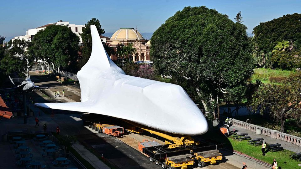 Das ausgemusterte Space Shuttle Endeavour der Nasa ist in eine weiße Schutzhülle gehüllt