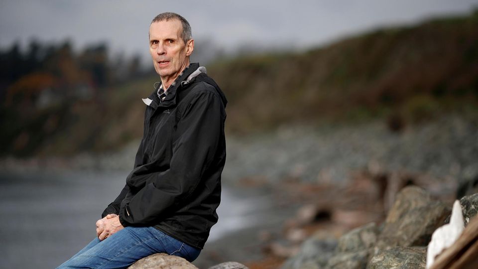 Klimaforschung: Michael Purves an einem Strand sitzend