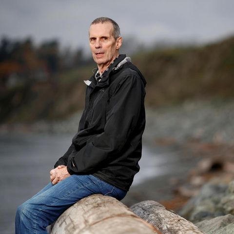 Klimaforschung: Michael Purves an einem Strand sitzend