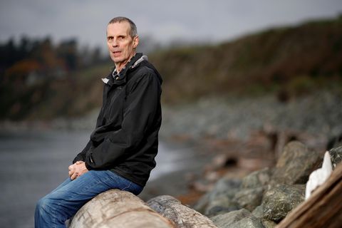 Klimaforschung: Michael Purves an einem Strand sitzend