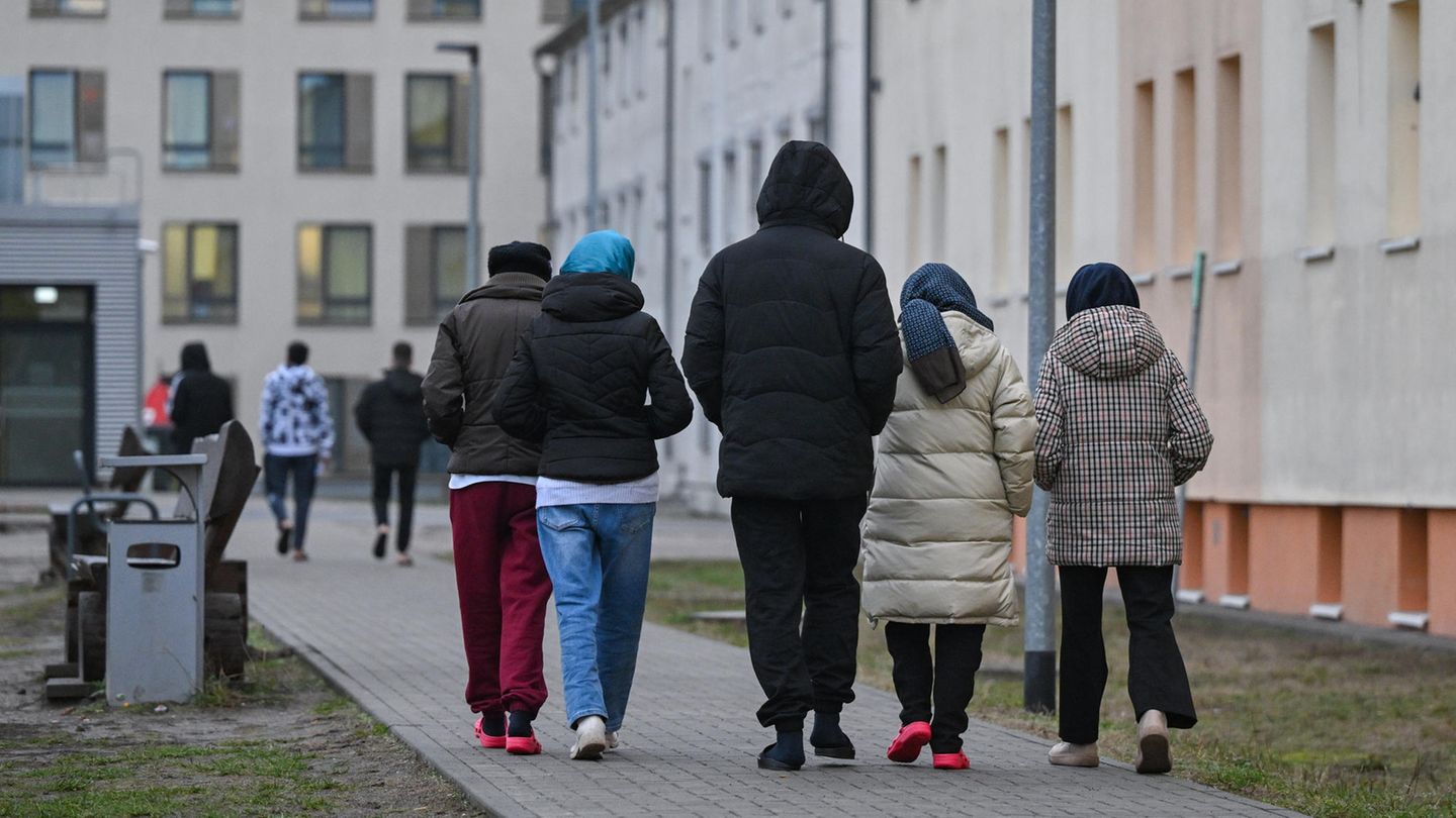 Payment cards for asylum seekers are to be introduced nationwide