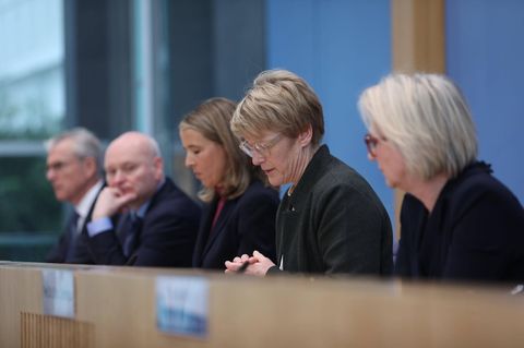 Die fünf Wirtschaftsweise um (v.l.) Martin Werding, Achim Truger, Ulrike Malmendier, Veronika Grimm und Monika Schnitzer schlagen eine Reform der Schuldenbremse vor