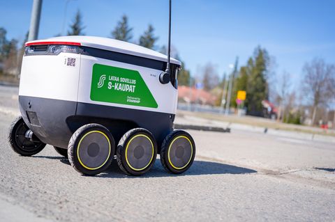 Ein Lieferroboter für Lebensmittel in Finnland