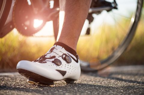 Rennradschuhe kaufen: Rennradschuh mit doppeltem Drehverschluss in der Nahaufnahme