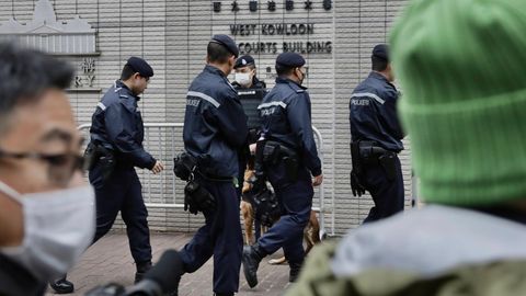 Chinesische Polizeibeamte vor einem Justizgebäude (Symbolbild)