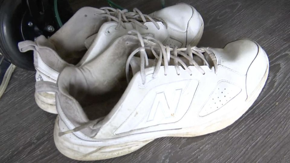 Eine Mutter aus Independence im US-Bundesstaat Missouri steht vor einem großen Problem: Ihr 16-jähriger Sohn hat riesige Füße und benötigt neue Schuhe, um das Haus wieder verlassen zu können.