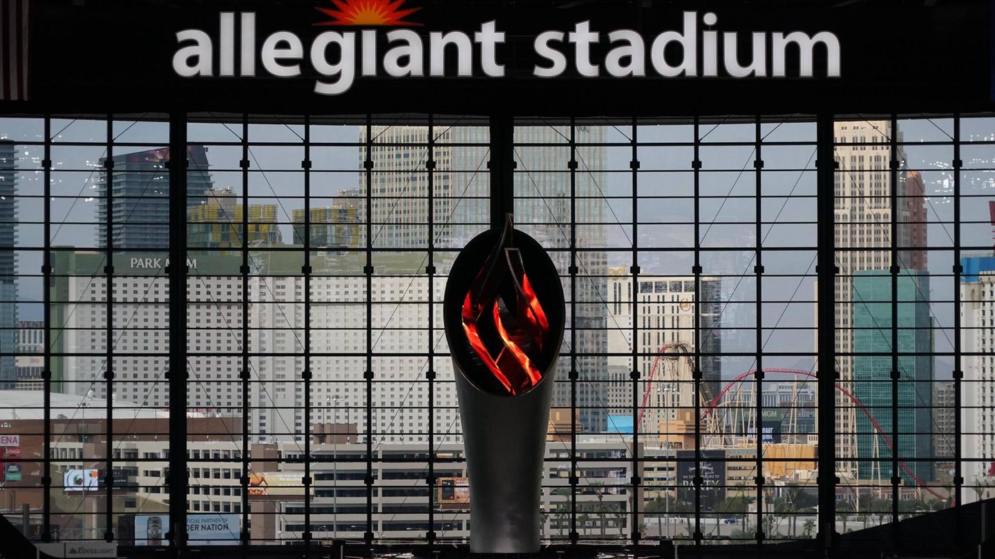 Allegiant Stadium: Im neuen Stadion der Raiders durfte die Fackel nicht fehlen. Sie ist eine Erinnerung an Al Davis, von 1972 bis zu seinem Tod 2011 Besitzer der Raiders und Vater des aktuellen Teameigners Mark Davis. Seit dem Tod Davis' wird vor jedem Spiel die Fackel in Erinnerung an den legendären Besitzer angezündet, unter dem die Raiders ihre einzigen drei Super Bowls gewannen. Es ist auch eine Reminiszenz an einen der denkwürdigsten Sätze Davis': "Das Feuer, das bei den Raiders am hellsten brennt, ist der Wille zum Sieg". Während in Oakland noch ein echtes Feuer entfacht wurde, setzt man in Las Vegas auf eine 28 Meter hohe elektrische Fackel. In Gedenken an den ehemaligen Teameigner steht das Stadion in Las Vegas auch am Al Davis Way. Im neuen Stadion der Raiders durfte die Fackel nicht fehlen. Sie ist eine Erinnerung an Al Davis, von 1972 bis zu seinem Tod 2011 Besitzer der Raiders und Vater des aktuellen Teameigners Mark Davis. Seit dem Tod Davis' wird vor jedem Spiel die Fackel in Erinnerung an den legendären Besitzer angezündet, unter dem die Raiders ihre einzigen drei Super Bowls gewannen. Es ist auch eine Reminiszenz an einen der denkwürdigsten Sätze Davis': "Das Feuer, das bei den Raiders am hellsten brennt, ist der Wille zum Sieg". Während in Oakland noch ein echtes Feuer entfacht wurde, setzt man in Las Vegas auf eine 28 Meter hohe elektrische Fackel. In Gedenken an den ehemaligen Teameigner steht das Stadion in Las Vegas auch am Al Davis Way.