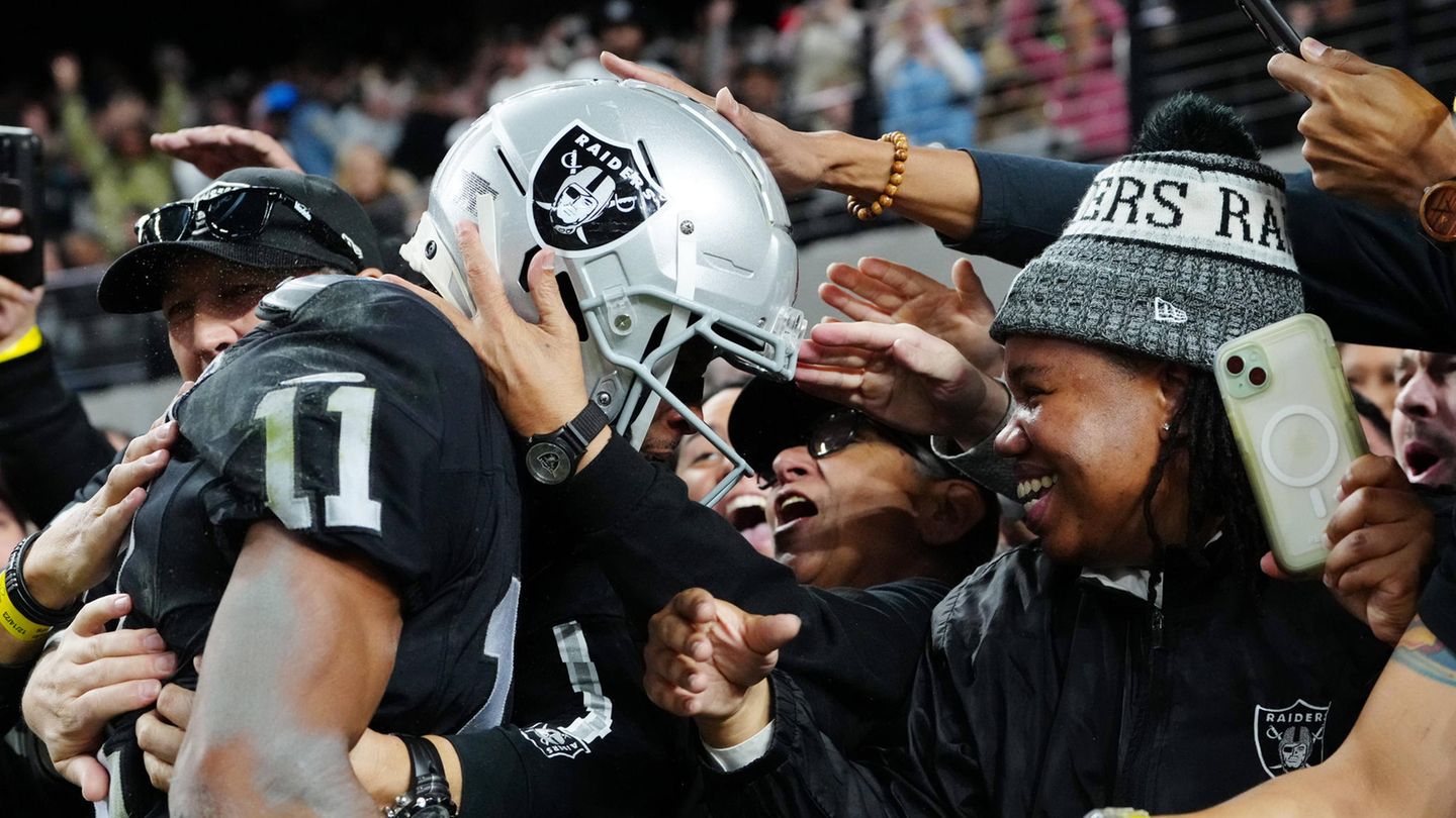Allegiant Stadium: Viel zu feiern gab es für die Raiders und ihre Anhänger in den vergangenen Jahren nicht: Nur zwei Mal stand das Team in den vergangenen 20 Jahren in den Playoffs, scheiterte jeweils in der ersten Runde. Ein Playoffspiel hat es im Allegiant Stadium noch nie gegeben – der jetzige Super Bowl ist eine Premiere. Viel zu feiern gab es für die Raiders und ihre Anhänger in den vergangenen Jahren nicht: Nur zwei Mal stand das Team in den vergangenen 20 Jahren in den Playoffs, scheiterte jeweils in der ersten Runde. Ein Playoffspiel hat es im Allegiant Stadium noch nie gegeben – der jetzige Super Bowl ist eine Premiere.
