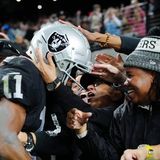 Viel zu feiern gab es für die Raiders und ihre Anhänger in den vergangenen Jahren nicht: Nur zwei Mal stand das Team in den vergangenen 20 Jahren in den Playoffs, scheiterte jeweils in der ersten Runde. Ein Playoffspiel hat es im Allegiant Stadium noch nie gegeben – der jetzige Super Bowl ist eine Premiere.