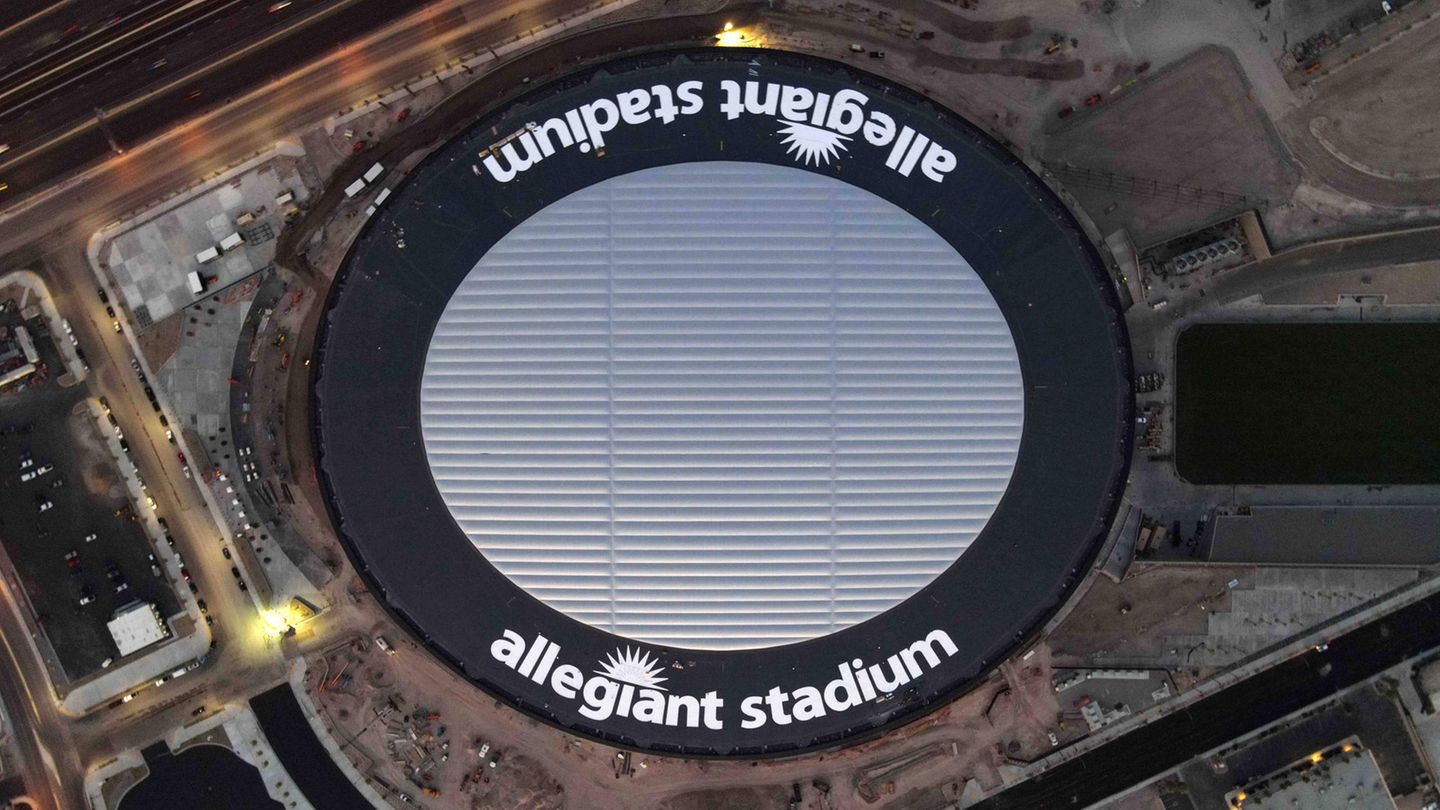 Das Stadion in Nevada ist in der NFL in einer Hinsicht einzigartig: Es ist das einzige Stadion, dass zu 100 Prozent aus erneuerbaren Energien betrieben wird. Im wasserarmen Wüstenstaat spielt auch der Verbrauch des flüssigen Guts eine große Rolle. Beim Bau wurden daher wassereffiziente Nutzungsmöglichkeiten bedacht. Pro Kalenderjahr werden so nach eigenen Angaben rund zwei Milliarden Liter Wasser eingespart.