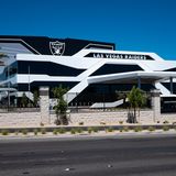 Nur wenige Kilometer vom Allegiant Stadium entfernt liegt auch das Hauptquartier der Raiders: Bürofläche, ein Indoor-Spielfeld, drei Felder unter freiem Himmel, Krafträume und ein Pool haben hier Platz. Kostenpunkt für den Neubau: rund 100 Millionen Dollar.