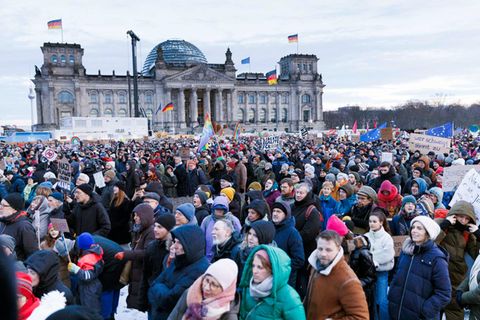 Demo gegen Rechtsextremismus vor dem Reichstagsgebäude in Berlin