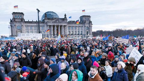 Demo gegen Rechtsextremismus vor dem Reichstagsgebäude in Berlin
