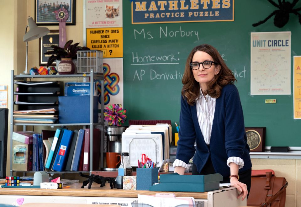 Filmszene aus Mean Girls Filmszene zeigt Tina Fey als Lehrerin Ms. Norbury hinter einem Pult stehend