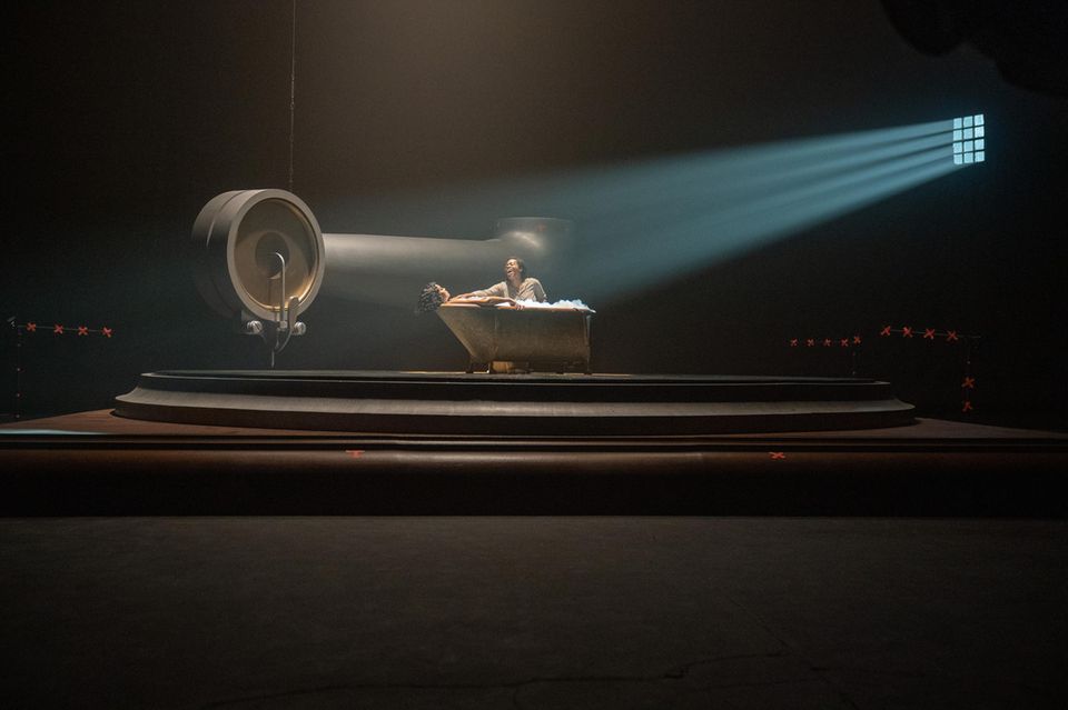 Filmszene "Die Farbe Lila" Filmszene zeigt zwei Frauen auf einer Bühne in einer Badewanne