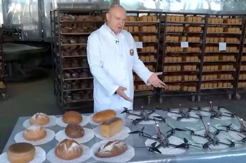 Backen für die Front – die Brotfabrik stellt nebenher einfache Drohnen her